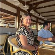 Profesora de matemáticas a alumnos de primaria y la ESO